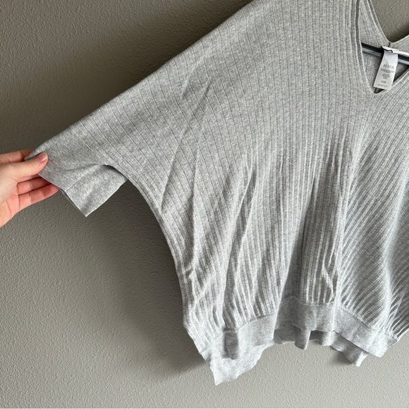 Cabi Gray Ribbed Doleman Sleeve Oversized V-Neck Knit Top Medium - Picture 4 of 10
